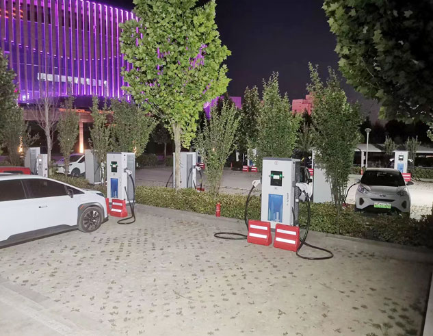 120kW一體式直流充電樁(圖2) 120kW一體式直流充電樁(圖3)